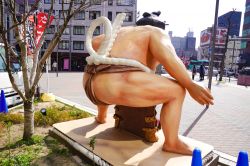 Statua di un lottatore di sumo in una piazzetta della città di Osaka, Giappone - © Surachet Jo / Shutterstock.com