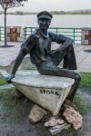 Statua di un marinaio sul lago Maggiore a Arona, Piemonte - Sul lungolago si trova la statua di  un aitante marinaio seduto su una barca rovesciata © Philip Bird LRPS CPAGB / Shutterstock.com ...