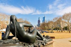 Statua di una donna nativa americana all'Eakins Oval di Philadelphia nel tardo pomeriggio (Pennsylvania).  La scultura si trova di fronte alle scale del museo di arte - © Jay Yuan ...