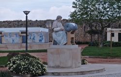 Statua di una donna nel centro di Leiria, Portogallo. Monumento a Rendilheiras - © AngeloDeVal / Shutterstock.com