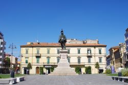 La statua di Vittorio Emanuele II° a Pisa, Toscana.



