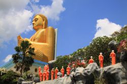 La statua dorata del Buddha a Colombo, Sri Lanka: é patrimonio dell'umanità dell'Unesco.
