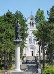 La statua della Vergine Maria e del Bambino Gesù con la cattedrale di San Basilio di Ostrog sullo sfondo, Niksic, Montenegro - © ollirg / Shutterstock.com