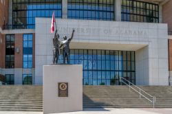 Statua e ingresso al Bryant-Denny Stadium al campus dell'Università dell'Alabama, USA. Con la sua capienza di oltre 100 mila posti è fra i dieci stadi più grandi ...