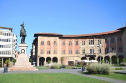 La statua e la piazza intitolate a Vittorio Emanuele II° a Pisa, Toscana. Importante snodo per il traffico cittadino, la piazza è dedicata al primo re d'Italia. La gigantesca ...