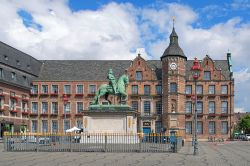 Statua equestre a Johann Wilhelm II (Jan Wellem) e il Vecchio Municipio di Dusseldorf, Germania. Il monumento fu eretto nel 1711 mentre l'ala più antica del Palazzo Municipale venne ...