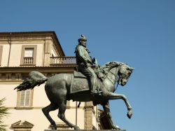 Monumento equestre a Garibaldi a Pistoia, Toscana - Realizzata nel 1904 nelle fonderie Lippi di Pistoia dall'artista Antonio Garella, questa statua nacque per desiderio della cittadinanza ...