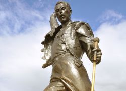 La statua di Freddy Mercury sul lungo lago del Lemano a Montreux- © Serjio74 / Shutterstock.com