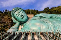 La statua in bronzo del Buddha nel tempio Nanzo-in di Sasaguri, prefettura di Fukuoka, Giappone. E' la più grande del mondo.

