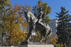 Statua in bronzo di un indiano a cavallo in un parco di Denver, Colorado.



