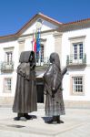 Statua in bronzo di uomo e donna con abiti tradizionali a Miranda do Douro, Portogallo. La scultura è stata realizzata da Jose Antonio Nobre e si trova davanti al Palazzo Municipale - Armando ...