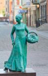 Statua in Garbary Street a Torun, Polonia. Nota come Piernikarka, questa statua realizzata nel 2011 rappresenta una donna panettiere  - © Stepniak / Shutterstock.com