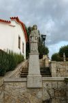 Statua in granito dedicata a Santa Ginevra a Esposende, Portogallo. Si trova lungo la scalinata che porta alla chiesa di Santa Marina, una delle nove sorelle sante secondo una leggenda - © ...