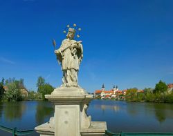 La statua in marmo di San Giovanni di Nepomuk con il panorama della città di Telc sullo sfondo, Repubblica Ceca. Proclamato santo da Papa Benedetto XIII° nel 1729, Giovanni Nepomuceno ...