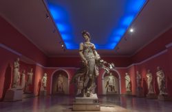 Statua in marmo di una danzatrice al Museo Archeologico di Antalya, Turchia. Risale al 200 a.C. e proviene dall'antica città di Perge così come tante altre statue esposte nei ...