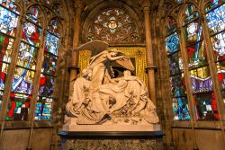 Statua in marmo nella cripta di San Pietro e San Paolo a Ostenda, Belgio. Raffigura la morte della prima regina del Belgio e l'incoronazione da parte di un angelo - © SL-Photography ...