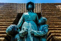 Statua in onore della donna e del bambino al Voortrekker Monument, sud di Pretoria, Sudafrica. Questo imponente edificio commemora i pionieri boeri arrivati nel paese nel decennio del 1830.
 ...