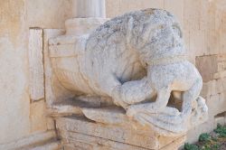 Statua all'ingresso della Chiesa San Leonardo, a pochi chilometri da Manfredonia - © 149306129 / Shutterstock.com