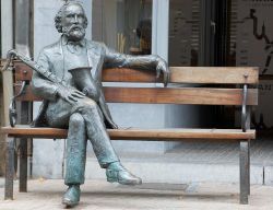 La statua di Adolphe Sax nella sua città natale, Dinant, in Belgio. - Foto dell'utente Flickr © Jean-Marie HUET