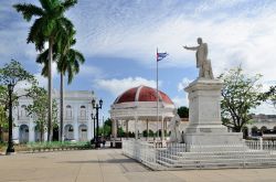 La statua di José Martì nella piazza a lui dedicata (Parque Martì) a Cienfuegos, Cuba.
