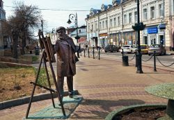 La statua di Konstantin Makovsky sulla via Rozhdestvenskaya a Nizhny Novgorod. Makosvsky fu un importante poittore russo vissuto tra la seconda metà dell'Ottocento e l'inizio ...
