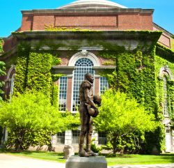 La statua del leggendario giocatore di football Ernie Davis al campus della Syracuse University, New York, USA. Ernie è stato il primo afro americano a vincere l'Heisman Trophy, prestigioso ...