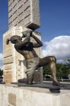 Una statua maya all'ingresso principale del Gran Museo del Mundo Maya nella città di Merida, Messico - © Gerald Marella / Shutterstock.com