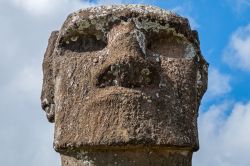 Statua Moai sull'isola di Pasqua, Oceano Pacifico, Cile. Questo grande busto, come tutti gli altri presenti sul territorio, è rivolto verso l'interno dell'isola - © 234088330 ...