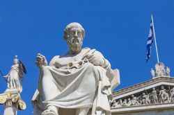La statua di Platone davanti all'edificio neoclassico dell'Accademia di Atene