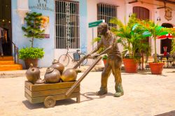 Una statua realizzata dall'artista Martha Jiménez sulla Plaza del Carmen a Camagüey, Cuba - © Fotos593 / Shutterstock.com