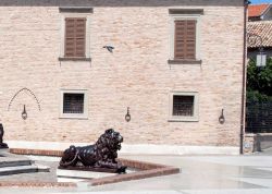 Una statua raffigurante un leone in centro a Senigallia