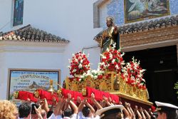 La statua di San Bernardo portata in processione in chiesa in occasione della Romeria San Bernabé di Marbella, Spagna - © Arena Photo UK / Shutterstock.com 