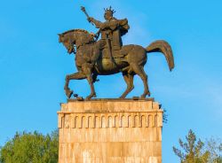 La statua equestre di Stefano III di Moldavia (Ștefan III cel Mare) al tramonto, nella città di Suceava, in Romania - foto © Felix Catana / Shutterstock.com