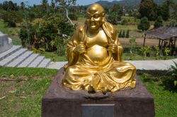 Un particolare di una statua nel tempio buddhista di Ban Hin Kiong, nella città di Kota Manado, nella povincia del Sulawesi del Nord, Indonesia - foto © Vladislav T. Jirousek / Shutterstock.com ...