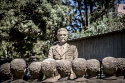 Statue al Museo Nazionale di Addis Abeba, Etiopia. Completata nel 1952, quest'area museale è celebre per la presenza di alcuni reperti fra cui Lucy, ominide fossile rinvenuto nel ...