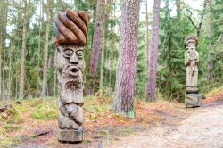 Statue al Parco delle Streghe di Juodkranté, Lituania - © Yevgen Belich / Shutterstock.com
