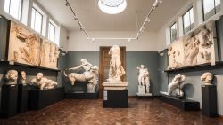Statue antiche e bassorilievi in una sala dell'Ashmolean Museum di Oxford, Inghilterra - © Patchamol Jensatienwong / Shutterstock.com