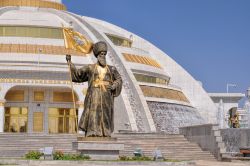 Statue attorno al Monumento dell'Indipendenza di Ashgabat, Turkmenistan.

