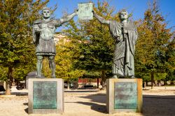 Statue degli imperatori romani in Plaza Mayor a Lugo, Spagna. Questa scultura ricorda la fondazione della città da parte dell'impero romano: siamo nella più antica cittadina ...