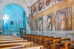 Statue dei santi e affreschi nella chiesa di Santa Maria della Palomba a Matera, Basilicata - © Gimas / Shutterstock.com