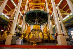 L'interno riccamente decorato con le statue del Buddha nella pagoda di Wat Prabudhabaht Huay Toom a Lamphun, Thailandia - © Chirawan Thaiprasansap / Shutterstock.com