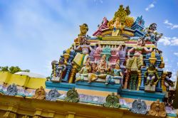 Dettaglio delle statue delle divinità induiste su un tempio di Negombo, Sri Lanka.