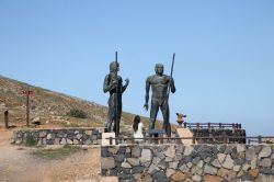 Le statue di bronzo a Fuerteventura (Spagna) - Come si vede dall'immagine la loro presenza è decisamente mastodontica. Sono alte 4 metri ciascuna e le due statue di bronzo, Ayos e ...