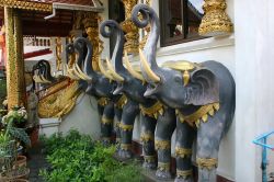 Statue di elefanti a guardia del tempio di Wat Klang Wiang a Chiang Rai, Thailandia. Anche se questo complesso è molto antico, risalirebbe infatti al XV° secolo, è stato ricostruito ...