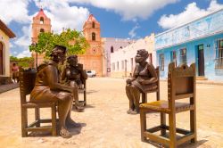 Le famose statue di Plaza del Carmen a Camagüey rappresentano scene di vita quotidiana degli abitanti della città cubana - © Fotos593 / Shutterstock.com