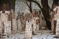 Statue di roccia nel giardino di Chandigarh, Punjab, India. Questo singolare parco è stato creato nel 1957 dall'artista Nek Chand ed è fatto con oggetti riciclati - © ...