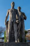 Statue di sportivi di fronte al Red Bull Arena Stadium di Lipsia, Germania - © Alizada Studios / Shutterstock.com