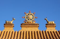 Statue d'oro sul tetto di un monastero buddhista nella città di Hohhot, Mongolia Interna - © Lian Deng / Shutterstock.com