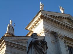 Alcune delle 5 statue sulla facciata della Cattedrale di Urbino