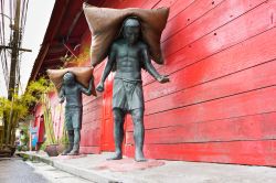 Statue in bronzo nella città di Songkhla, Thailandia - © CaptainSann / Shutterstock.com